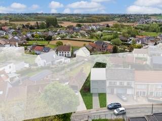 <p>Bent u op zoek naar een centraal gelegen stuk bouwgrond in Roosdaal om uw droomwoning te realiseren? Dan is dit perceel in de Dokter Roossensstraat precies wat u zoekt.</p>
<p>Deze bouwgrond voor halfopen bebouwing ligt ideaal tussen huisnummer 5 en 7, met een zuidelijke oriëntatie, perfect voor een zonnige tuin en lichtrijke leefruimtes.</p>
<p>Volgens de stedenbouwkundige voorschriften is een woning met maximaal twee bouwlagen toegestaan, inclusief een bijgebouw zoals een tuinhuisje. De bouwmogelijkheden zijn conform de algemene voorschriften, met een vereiste zijdelingse afstand van 3 meter ten opzichte van huisnummer 5 (linker perceelgrens).</p>
<p>Een renderfoto van de mogelijke bebouwing is beschikbaar om u een goed beeld te geven van het potentieel van dit perceel.</p>
<p>Perceelsafmetingen: Breedte aan straatkant: 7,4 meter Breedte ter hoogte van de bouwlijn: 9 meter ,Diepte perceel: 49,3 meter</p>
<p>Troeven:</p>
<ul>
<li>Gelegen in het centrum van Roosdaal met winkels, scholen en openbaar vervoer op wandelafstand</li>
<li>Zuidgerichte tuin voor optimale lichtinval</li>
<li>Bouwgrond voor halfopen bebouwing – veel mogelijkheden binnen een aantrekkelijke omgeving</li>
</ul>
<p>Voor meer informatie over de stedenbouwkundige voorschriften of een plaatsbezoek, contacteer Jordi via 0477/32.61.53.</p>