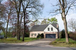 Aangename villa in een fijne residentiële buurt te Schilde!Dit netjes afgewerkt eigendom, is gelegen op een mooi perceel, gebouwd in 1996... in een...