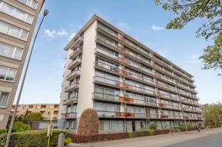 Bij het betreden van het appartement komt u terecht in een inkomhal met praktische ingemaakte kasten. Vanuit de hal wandelt u door naar de lichtrijke leefruimte waar een groot schuifraam toegang biedt tot het eerste terras. Aansluitend op de woonkamer bevindt zich de ingerichte en vernieuwde keuken, die bovendien beschikt over een handige aanpalende berging. De nachthal leidt u vervolgens naar de overige vertrekken: 2 volwaardige slaapkamers, waarvan de kleinste kamer toegang heeft tot een tweede terras aan de achterzijde. Daarnaast is er een derde kamer aanwezig, die u volledig naar wens kunt inrichten als dressing, bureau of hobbyruimte. Verder is er een gastentoilet en een badkamer, die beiden in 2024 zijn vernieuwd.Bijzonderheden: - Energiezuinig - EPC B- Verhuurd sinds 2010 aan €805/maand- Garage achteraan optioneel aan te kopen voor €25.000- 2 terrassen- Gemeenschappelijke fietsen- en vuilbakbergingDe bereikbaarheid van dit appartement te koop in Merksem is top. Op wandelafstand vindt u supermarkten en uitstekende verbindingen met het openbaar vervoer. Dit vastgoed in Merksem is een interessante opportuniteit voor zowel starters als investeerders. Wacht niet te lang om dit appartement te kopen in Merksem en ontdek zelf de mogelijkheden van deze ruimtes.Het Dewaele vastgoedkantoor van Merksem te Lambrechtshoekenlaan 183 staat graag tot uw dienst. Had u graag een gratis schatting van uw eigendom via ons immokantoor? Mail naar maxime.weyler@dewaele.com.Bestuursmaatregelen in het maatregelenregister: nee