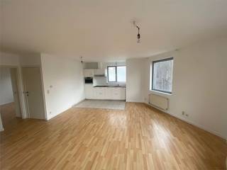 Super gelegen appartement met 1 slaapkamer op de derde verdieping van een recent gebouw met lift. Dit leuk en licht appartement heeft een leefruimte met laminaat en een nieuwe geïnstalleerde keuken. In de badkamer is er een toilet, enkele lavabo, een douche en aansluiting voor een wasmachine. Aparte slaapkamer. Aparte meters voor water, elektriciteit en gas. 75 euro maandelijkse kosten. Beschikbaar vanaf 1/7/2026.
