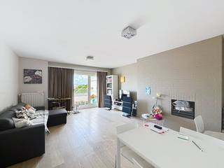Dit prachtige penthouse-appartement komt vrij en combineert rust en comfort perfect. Het appartement is gelegen in een aangename, kalme residentie, ideaal voor wie houdt van een serene woonomgeving. Omdat het appartement zich op de bovenste verdieping bevindt, geniet u van extra privacy.Het hart van de woning is de sfeervolle woonkamer, die dankzij de warme parketvloer direct een uitnodigende en huiselijke uitstraling heeft. Aangrenzend vindt u de afgesloten keuken, die van alle gemakken is voorzien om uitgebreid te koken. Zo is deze uitgerust met een oven, vaatwasmachine en een koelkast. Voor extra praktisch wooncomfort beschikt het appartement tevens over een handige berging met aansluiting voor uw wasmachine, waardoor al uw huishoudelijke zaken netjes uit het zicht blijven.De absolute blikvangers van dit appartement zijn echter de twee ruime en prachtige terrassen. Hier kunt u op elk moment van de dag heerlijk vertoeven in de buitenlucht, of u nu geniet van uw ochtendkoffie of een ontspannen avond in de zon. Binnen vindt u twee slaapkamers die voldoende ruimte bieden voor een rustige nachtrust. Het appartement is gelegen op de bovenste verdieping van een rustige residentie. De lift is in het gebouw aanwezig, maar gaat niet tot aan het appartement zelf. De laatste trappen neemt u te voet.Algemene info: - Huurprijs: €950,00/maand + €75,00 forfait gemeenschappelijke kosten- Beschikbaar vanaf 01/08/2026- Gunstig EPC - Twee ruime en zonovergoten terrassen- Lift gaat tot het voorlaatste verdiep, dan moet de trap worden genomen.Interesse? Dit unieke appartement combineert een toplocatie met modern wooncomfort. Vraag gerust uw bezoek aan via de rode knop op onze website!