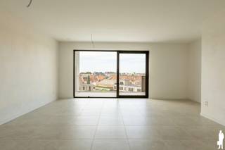 <p><strong>Residentie Tamboer – uw eigen ritme, midden in Turnhout</strong></p>
<p>De ochtend beginnen met een koffie op uw terras, terwijl de stad langzaam ontwaakt. Thuiskomen in een licht appartement, waar alles klaarstaat voor uw volgende hoofdstuk. In Residentie Tamboer hoeft u dat niet bij plannen te laten: dit appartement is volledig afgewerkt en klaar voor bewoning. U kunt meteen verhuizen.</p>
<p>Met 90 m² bewoonbare oppervlakte en een terras van 20 m² vindt u hier een aangename balans tussen ruimte, comfort en buitenleven. Het weidse zicht over de omgeving geeft uw dagelijkse koffiemoment nét dat beetje extra.</p>
<p>In de inkomhal is plaats voor een vestiaire. Via een glazen deur komt u in de open leefruimte, waar de zithoek, eetruimte en volledig uitgeruste keuken samen het hart van uw woning vormen. Hier kookt u terwijl uw gasten nog aan tafel zitten, of geniet u van een rustige avond in de zetel. Ook voor een aangename bureauhoek is ruimte voorzien. Het grote schuifraam verbindt de leefruimte met het terras en laat het daglicht royaal binnen.</p>
<p>De twee slaapkamers liggen aan de achterzijde en kijken uit over de toekomstige binnentuin. De badkamer biedt een ruime inloopdouche en dubbele wastafel. Het aparte toilet bevindt zich op de nachthal.</p>
<p><strong>Comfortabel wonen, zuinig leven</strong></p>
<p>De appartementen in Residentie Tamboer zijn BEN: bijna-energieneutraal, met een E-peil van maximaal E30. Een eigen warmtepomp en vloerverwarming zorgen voor aangenaam wooncomfort en een zeer energiezuinige woning. Zo kiest u voor comfort vandaag én een beperkt energieverbruik op lange termijn.</p>
<p><strong>Groot in mogelijkheden, aangenaam in schaal</strong></p>
<p>Eigentijdse architectuur, warme materialen en groene gevels geven Residentie Tamboer een herkenbaar karakter. Het project is opgedeeld in compartimenten, elk met een eigen trap en lift. Zo geniet u van de mogelijkheden van een grotere residentie, terwijl u de gemeenschappelijke delen met slechts een beperkt aantal andere appartementen deelt.</p>
<p>Uw fiets vindt een plaats in de ruime fietsenstalling op het gelijkvloers. Uw wagen parkeert u in de afgesloten parkeerkelder.</p>
<p>De vraagprijs van dit appartement bedraagt € 305.400 exclusief kosten. Parkeerplaatsen zijn verkrijgbaar vanaf € 20.900 en bergingen vanaf € 4.500. Inclusief btw, registratierechten, notariskosten, het aansluiten van de nutsvoorzieningen, één parkeerplaats en één berging bedraagt de totale aankoopprijs circa € 406.000.</p>
<p>Achter Residentie Tamboer staat DC Belgium, een ervaren Belgische projectontwikkelaar met aandacht voor woonkwaliteit en groen.</p>
<p><strong>Kom kijken, voel de ruimte en ontdek hoe snel dit uw nieuwe thuis kan zijn.</strong></p>