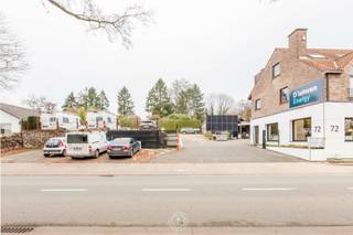 Bent u op zoek naar een representatief en toekomstgericht bedrijfsgebouw waar kantoor, onthaal, toonzaal en magazijnen perfect samenkomen? Dan is...