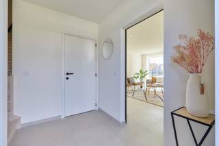 Op een rustige maar centrale ligging in Kampenhout bouwt Hectaar energiezuinige nieuwbouwwoningen die volledig gericht zijn op kwaliteit en comfort. Deze woningen onderscheiden zich door hun lichtrijke ruimtes, praktische indeling en duurzaamheid. Bovendien geniet u van een vlotte bereikbaarheid dankzij de nabijheid van invalswegen, winkels, scholen en openbaar vervoer.<br /><br />Laatste beschikbare Lot binnen dit project!<br /><br /><strong>Indeling Lot 01;</strong>
<ul>
<li>Inkomhal met gastentoilet</li>
<li>Lichtrijke leefruimte met open keuken (47m²)</li>
<li>3 ruime slaapkamers (12,72m² - 12,48m² - 10,46m²)</li>
<li>Badkamer met ligbad, douche en dubbele lavabo</li>
<li>Nachthal met afzonderlijk toilet</li>
<li>Zolderruimte, met extra uitbreidingsmogelijkheden (30m²)</li>
</ul>
<br /><strong>Uw eigen stijl, uw woning</strong><br />De koper heeft de kans om inspraak te hebben in de inrichting en afwerking van de woning. In samenspraak met onze betrouwbare partnerleveranciers kies je zelf de materialen en afwerking volgens smaak en budget – zo maak je van deze woning écht jouw thuis.<br /><br /><strong>Troeven van de woning</strong>
<ul>
<li>Energiezuinig wonen, verwarming met warmtepomp;</li>
<li>Lichtrijke ruimtes;</li>
<li>Vloerverwarming op het gelijkvloers;</li>
<li>Zonnepanelen;</li>
<li>Regenwaterput van 7.500 liter aangesloten op toiletten/wasmachine/buitenkraan.</li>
</ul>
<br />Bent u op zoek naar een energiezuinige woning waar u zelf inspraak heeft in de afwerking?<br />Aarzel dan niet om contact met ons op te nemen voor meer informatie! Voor meer details over deze unieke woningen, ga naar www.hectaar.be