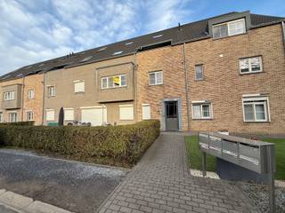 Het appartement is gelegen op de eerste verdieping en is vlot bereikbaar met de lift.Via de inkomhal betreedt u de lichtrijke woonkamer met open...