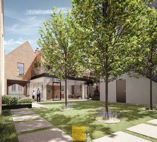 <strong>Kom naar het infomoment van Residentie De Gilde op 3 juni 2025. De deuren openen om 18u30, de voorstelling start om 19u00 - met een hapje, een drankje én antwoord op al uw vastgoedvragen!</strong><br /><br />Het project De Gilde' is een bijzonder geslaagde combinatie van knap gerenoveerd erfgoed en weldoordachte nieuwbouw, dit alles op een unieke historische site, met wortels tot in de 13de eeuw. De ligging is bijzonder, centraler kan je wellicht niet wonen, vlakbij alles wat leeft en beweegt, Markt, Simon Stevinplein, Dijver en alle winkelstraten om de hoek. Toch ver genoeg van de drukte, in alle rust, een gevoel dat nog versterkt wordt door de standingvolle tuin van de site, die in Franse stijl zal aangelegd worden, palend aan de 17e eeuwse Karthuizerinnenkapel.<br />Het appartement A0.2 op het gelijkvloers is voorzien van twee ruime slaapkamers, een badkamer met inloopdouche en toilet. Het geheel is met elkaar verbonden via de nachthall. De leefruimte met open keuken schept een heel ruimtelijk gevoel, mede door de hoge plafonds en de naadloze verbinden met terras en tuin.De brede achtergevel met hoge ramen zorgt tevens voor extra lichtinval in de leefruimte en de slaapkamers. Dit appartement heeft een woonoppervlakte van 86 m2 en geniet van 66 m2 terras.<br /> 