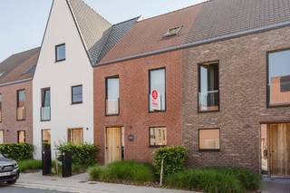 This modern and ready-to-move home that effortlessly combines comfort, space and energy efficiency is located in the popular and recent Langwater residential area in Kortrijk. Thanks to its particularly convenient location, you can enjoy an easy connection to the center of Kortrijk and the main access roads and motorways - ideal for those who want to live centrally yet quietly.The house was built very recently and fully meets today's standards. Inside, you will find a pleasant and bright living environment, with no less than five fully-fledged bedrooms. This makes this home ideal for larger families or newly assembled families looking for extra space and flexibility.At the back of the garden, there is a practical garage, which is easily accessible and offers extra comfort in daily use.In terms of energy and sustainability, you are in the right place: with an EPC label A, solar panels, two home batteries and a cistern, this home is fully ready for the future. Low energy costs and a minimal ecological footprint are obvious here.In short, a unique opportunity for those looking for a recent, spacious and energy-efficient home for sale in Kortrijk, in a strategic and easily accessible location.Register of measures: no