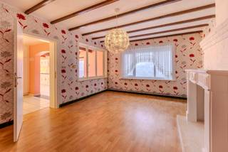 <p>Deze <strong>op te frissen woning</strong> is gunstig gelegen nabij het <strong>centrum van Geel</strong> en op korte afstand van het <strong>station</strong>. Dankzij deze centrale ligging geniet u van een vlotte bereikbaarheid, met winkels, scholen, openbaar vervoer en andere voorzieningen in de nabije omgeving.</p>
<p>Bij het betreden van de woning komt u binnen via de <strong>inkomhal</strong>, die toegang geeft tot de <strong>woonkamer</strong> met aanpalende <strong>keuken</strong>. Aansluitend aan de keuken bevindt zich een <strong>ruime bergruimte</strong>, ideaal als extra opslagplaats. Verder beschikt het gelijkvloers over een <strong>wasplaats</strong>, een <strong>ruime badkamer</strong>, een <strong>slaapkamer</strong> en een gezellige <strong>veranda</strong> met zicht op de tuin.</p>
<p>Op de bovenverdieping bevinden zich <strong>2 slaapkamers</strong>. Daarnaast is er toegang tot de <strong>zolder</strong>, waar mogelijk nog extra kamers of bijkomende ruimte gecreëerd kunnen worden, mits de nodige aanpassingen.</p>
<p>De woning beschikt eveneens over een <strong>kelder/opbergkelder</strong>, wat zorgt voor extra bergruimte. In de tuin bevindt zich bovendien een <strong>aparte tuinkamer</strong>, die tal van mogelijkheden biedt als hobbyruimte, atelier, berging of ontspanningsruimte.</p>
<p>Qua comfort werd de woning reeds deels aangepakt. Zo werd ongeveer <strong>15 jaar geleden gas aangesloten</strong> en gebeurt de verwarming op gas. Aan de voorzijde is de woning voorzien van <strong>PVC-ramen met dubbele beglazing</strong>. Verder zijn er overal <strong>rolluiken</strong> aanwezig.</p>
<p>Belangrijk om te weten: de woning is <strong>asbestvrij</strong>. Het EPC-label bedraagt <strong>F</strong>, waardoor de <strong>renovatieplicht</strong> van toepassing is. Ook is er momenteel geen centrale verwarming voorzien op de bovenverdieping, wat nog verder aangepakt dient te worden.</p>
<p>Deze woning biedt heel wat potentieel voor wie op zoek is naar een centraal gelegen woning in Geel die volledig naar eigen smaak en comfort kan worden opgefrist.</p>
<p><strong>Troeven</strong></p>
<ul>
<li><strong>Centrale ligging nabij centrum en station van Geel</strong></li>
<li><strong>3 slaapkamers</strong>, waarvan één op het gelijkvloers</li>
<li><strong>Ruime bergruimte en kelder</strong></li>
<li><strong>Veranda en aparte tuinkamer</strong></li>
<li><strong>Zolder met uitbreidingsmogelijkheden</strong></li>
<li><strong>Asbestvrij</strong></li>
<li><strong>Rolluiken aanwezig</strong></li>
<li><strong>Gasverwarming</strong></li>
<li><strong>Dubbele beglazing met PVC-ramen aan de voorzijde</strong></li>
<li>Interessant renovatieproject met veel potentieel</li>
</ul>
