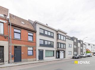 Deze zeer interessante opbrengsteigendom is gelegen in het rustige Emelgem en is een must-have voor wie op zoek is naar een mooi rendement.Het gebouw...