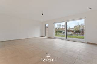 In het stijlvolle nieuwbouwproject "Milda" wacht een prachtige instapklare woning op zijn eerste bewoners. Deze moderne en duurzame woning, gebouwd in 2024, combineert hedendaags comfort met een gunstige ligging in het rustige Sint-Lambrechts-Herk, een deelgemeente van Hasselt. Hier geniet je van een groene, autoluwe omgeving terwijl alle faciliteiten binnen handbereik liggen.<br /><br />Met een bewoonbare oppervlakte van 169,40 m² biedt deze woning ruimte en functionaliteit. De strakke architectuur, grote raampartijen en kwalitatieve afwerking maken dit huis bijzonder aantrekkelijk. Dankzij het BEN-label (bijna-energieneutraal) met vloerverwarming en een warmtepomp ben je verzekerd van lage energiekosten en een optimaal wooncomfort.<br /><br />Binnenkomen doe je via een inkomhal met gastentoilet. De lichtrijke leefruimte vormt het hart van de woning, waar de open keuken naadloos aansluit op de eet- en zithoek. De keuken is stijlvol en voorzien van hoogwaardige materialen en toestellen. De grote schuiframen zorgen voor een overvloed aan daglicht en geven toegang tot het ruime terras en de zuidgerichte tuin – de ideale plek om te ontspannen na een drukke dag. Verder is er op de gelijkvloerse verdieping een handige berging die extra opbergruimte biedt.<br /><br />Op de eerste verdieping bevinden zich drie volwaardige slaapkamers. De masterbedroom van 16 m² voelt ruim aan en biedt voldoende plaats voor een groot bed. De tweede en derde slaapkamer, met oppervlaktes van 12,30 m² en 10,90 m², zijn perfect als kinderkamer, bureau of logeerkamer. De badkamer is modern ingericht met een dubbele wastafel, een ruime inloopdouche en een bad. Daarnaast is er nog een aparte wc en een extra berging.<br /><br />De zuidgerichte tuin is een absolute troef. Hier geniet je de hele dag door van zonlicht en een vrij uitzicht op de groene omgeving. De combinatie van het terras en het gazon biedt eindeloze mogelijkheden voor zowel ontspanning als gezellig samenzijn. In de zomer wordt dit ongetwijfeld je favoriete plek om te vertoeven.<br /><br />Als bewoner van dit BEN-project profiteer je niet alleen van een duurzame woning, maar ook van een mogelijke verlaging van de onroerende voorheffing gedurende enkele jaren. <br /><br />De ligging van deze woning is een perfecte mix tussen rust en bereikbaarheid. Op slechts 500 meter van de E313, 200 meter van winkels, 1 km van restaurants, 1,5 km van scholen en 50 meter van openbaar vervoer, woon je hier uiterst centraal zonder in te boeten op woonkwaliteit. Daarnaast biedt de omgeving tal van wandel- en fietsroutes voor natuurliefhebbers.<br /><br />Een moderne, instapklare en energiezuinige woning in een autoluwe buurt, met een uitstekende ligging en veel ruimte – dat is wat deze woning jou te bieden heeft. Wil je deze prachtige woning zelf ontdekken? Plan vandaag nog een bezichtiging in via 011 255 155.