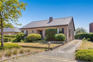 <p><span>OPENHUIS donderdag 20/8 van 18u tot 19u30. Midden in een groene oase van rust, op een strategische doch rustige ligging in een felbegeerde, verkeersarme en kindvriendelijke woonomgeving, en toch nabij de belangrijkste invalswegen, zijn wij verheugd u deze ruime woning op slechts 20 minuten van Leuven te mogen aanbieden. Het eigendom is gelegen op een mooi georiënteerd perceel en biedt een ideale combinatie van ruimte, privacy en bereikbaarheid. Deze woning beschikt over een nuttige bewoonbare oppervlakte van 250 m². Op het gelijkvloers bevinden zich een inkomhal met apart gastentoilet en een lichtrijke en gezellige leefruimte die uitgeeft op het zonovergoten terras, waar het heerlijk vertoeven is. Verder vindt u op deze verdieping een keuken met uitzicht op de tuin, drie volwaardige slaapkamers en een badkamer. Op de eerste verdieping bevindt zich een riante zolderverdieping die tal van mogelijkheden biedt. Deze open ruimte kan volledig naar eigen wens en behoeften worden afgewerkt en ingedeeld, waardoor ze zich perfect leent voor het creëren van extra slaapkamers, een hobbyruimte, bureau of polyvalente leefruimte. Een ideale opportuniteit voor wie op zoek is naar bijkomende woonoppervlakte. De woning is bovendien volledig onderkelderd en beschikt over een inpandige garage met plaats voor meerdere wagens. Tot slot geniet u van een onderhoudsvriendelijke tuin waar u in alle rust en privacy kunt ontspannen en het hele jaar door kunt genieten van een permanent vakantiegevoel in eigen land. De ruime woning, de gezellige tuin met veel privacy, het gunstig georiënteerde perceel, de centrale doch rustige ligging en de situering in een verkeersluwe straat zijn niet te ontkennen pluspunten. Kortom, deze woning met een absolute topligging, gelegen in een landelijke en idyllische woonomgeving, is een unieke opportuniteit en absoluut uw bezoek waard. Voor snelle beslissers!</span></p><p><span> </span></p>