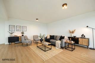 <p><span>Ruim en gerenoveerd 3-slaapkamerappartement met 2 terrassen</span></p><p><span>Op een centrale ligging aan de Statielei in Mortsel bevindt zich dit gerenoveerde appartement met een bewoonbare oppervlakte van 117 m². </span></p><p><span> </span></p><p><span>Het appartement beschikt over 3 slaapkamers, 2 terrassen en een ruime, lichtrijke leefruimte. De woonkamer met eetplaats sluit mooi aan op de moderne open keuken, voorzien van een kookeiland en ingebouwde toestellen van Smeg. De grote raampartijen zorgen voor veel natuurlijke lichtinval en een aangenaam ruimtegevoel.</span></p><p><span>Verder zijn er 2 volwaardige slaapkamers en een derde, kleinere kamer die ideaal is als bureau, kinderkamer of dressing. De badkamer is uitgerust met een inloopdouche en een dubbel wastafelmeubel. Vanuit de hoofdslaapkamer is er rechtstreekse toegang tot één van de terrassen.</span></p><p><span> </span></p><p><span>Het appartementsgebouw beschikt over een lift en het appartement geniet van een gunstige energie prestatie.</span></p><p><span>Dankzij de centrale ligging bevinden winkels, scholen, horeca en openbaar vervoer zich op wandelafstand. Ook Antwerpen en de omliggende gemeenten zijn vlot bereikbaar.</span></p><p><span> </span></p><p><span>INDELING:</span></p><ul><li><span>Inkomhal</span></li><li><span>Ruime woonkamer met eetplaats</span></li><li><span>Open keuken met kookeiland en Smeg-toestellen</span></li><li><span>2 volwaardige slaapkamers</span></li><li><span>1 kleinere slaapkamer / bureau</span></li><li><span>Badkamer met inloopdouche en dubbele wastafel</span></li><li><span>2 terrassen</span></li></ul><p><span>TROEVEN:</span></p><ul><li><span>117 m² bewoonbare oppervlakte</span></li><li><span>Gerenoveerd en instapklaar</span></li><li><span>3 slaapkamers, waarvan 1 kleinere</span></li><li><span>2 terrassen</span></li><li><span>Moderne keuken met Smeg-toestellen</span></li><li><span>Lift aanwezig</span></li><li><span>Gunstige energieprestatie</span></li><li><span>Centrale ligging in Mortsel</span></li></ul><p><span>Bent u op zoek naar een: Ruim en gerenoveerd 3-slaapkamerappartement met 2 terrassen in Mortsel?</span></p><p><span> </span></p><p><span>Contacteer ons voor meer informatie of een bezoek ter plaatse.</span></p><p><span>Gratis schatting van uw eigendom? Aarzel zeker niet om ons te contacteren.</span></p><p><span>---------------------------------------------------------------------------------------------------</span></p><p><span>Robin Van den Bergh<br /><span>robin@home4you.be</span></span><span><br />+32 468 23 19 79<br /></span><span>7/7 bereikbaar</span></p><p><span> </span></p><p><span> </span></p>