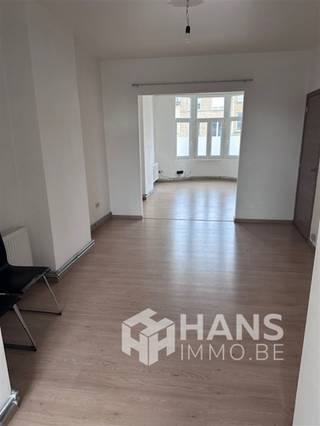 <p><span>Prachtig art-deco appartement met 2 slaapkamers op de Muggenberglei 166 in Deurne. Dit charmante 2 slaapkamer appartement op de 1st verdieping combineert karakter met modern comfort. De woning is tiptop in orde en voorzien van dubbele beglazing, wat zorgt voor een rustig en energiezuinig woongevoel.</span></p><p><span> </span></p><p><span>De gezellige leefruimte geniet van veel licht en authentieke details. De uitgeruste keuken sluit mooi aan op de buitenruimte, ideaal om even te ontspannen. De slaapkamers bieden voldoende ruimte en comfort.</span></p><p><span> </span></p><p><span>Het appartement beschikt over centrale verwarming op gas, met individuele meters voor gas en elektriciteit. De algemene kosten bedragen slechts €50 per maand, inclusief water. In de voortuin zijn er handige fietsplaatsen voorzien.</span></p><p><span> </span></p><p><span>Topligging in een leuke buurt van Deurne, met winkels, openbaar vervoer en parken op wandel- en fietsafstand. Een ideale woonst voor wie houdt van stijl, comfort en een vlotte bereikbaarheid</span></p><p><span> </span></p>