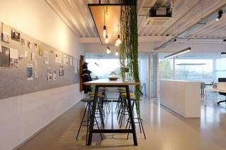 Perfect ingerichte kantoorverdieping (ca. 500 m²) op de eerste verdieping te huur op de Leite. Volledige kantooroppervlakte bedraagt ca. 500 m²,...