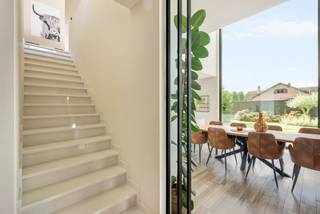 Bent u op zoek naar een uitzonderlijke eigendom waar comfortabel wonen en professioneel ondernemen perfect samengaan? Dan is deze ruime villa een unieke opportuniteit.<br /><br />Deze woning beschikt over een aparte zijingang, een wachtzaal, toilet en twee praktijk- of kantoorruimtes, waardoor cliënten of patiënten volledig gescheiden van het privé-gedeelte kunnen worden ontvangen. Het pand is uitermate geschikt voor vrije beroepen, een groepspraktijk, advocaten- of accountantskantoor, consultancy of andere professionele activiteiten.<br /><br />Dankzij de royale indeling en de afzonderlijke toegang biedt deze eigendom bovendien uitstekende mogelijkheden voor kangoeroewonen of een zorgwoning (onder voorbehoud van de geldende stedenbouwkundige voorschriften). Zo kunnen meerdere generaties comfortabel samenwonen met behoud van ieders privacy.<br /><br />De woning zelf biedt alle ruimte voor een groot gezin en beschikt over drie volwaardige slaapkamers, dressing, badkamer en een praktische wasplaats.<br /><br />Een extra troef is de volledig onderkelderde verdieping, voorzien van leidingen verwarming en voorzieningen om eventueel om te vormen als leef- of hobbyruimte. Daarnaast beschikt de woning over een dubbele garage.<br /><br />Buiten wordt u verwelkomd in een prachtig aangelegde tuin waar rust en privacy centraal staan. Dankzij de volwassen beplanting en de doordachte inrichting geniet u hier het hele jaar door van een groene oase. Ook aan parkeergelegenheid is gedacht, met voldoende parkeerplaatsen op eigen terrein voor bewoners, cliënten en bezoekers.<br /><br />Buitengewone kenmerken;<br />- Woning met professionele mogelijkheden<br />- Instapklaar, modern<br />- Zonnepanelen<br />- Airco <br />- Rolluiken/Screens<br />- Geschikt voor kangoeroewonen of zorgwonen (onder voorbehoud van vergunning).<br />- Onderkelderd.<br />- Dubbele garage.<br />- Voldoende parkeerplaatsen op eigen terrein.<br /><br /><br />Deze veelzijdige villa combineert ruimte, comfort en functionaliteit op een uitzonderlijke manier. Of u nu op zoek bent naar een exclusieve gezinswoning, een praktijk aan huis, een eigendom voor meerdere generaties of een combinatie van wonen en ondernemen, deze unieke eigendom biedt tal van mogelijkheden en is klaar voor een nieuw hoofdstuk.