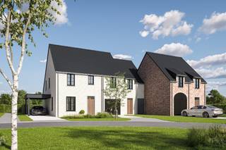 Woningen in landelijke stijl in Smeskeshof – Waregem<br />Ontdek 7 halfopen en 4 gesloten woningen in landelijke stijl in de Smeskeshof-verkaveling te Waregem, gelegen in een rustige en groene omgeving aan de rand van de stad. Deze landelijke woningen combineren klassieke charme met modern wooncomfort.<br />Op het gelijkvloers vindt u een inkomhal met apart gastentoilet, een royale leefruimte in directe verbinding met de open keuken, en een bureauruimte. Elke woning biedt een praktische garage of wasplaats, afhankelijk van de gekozen indeling. Op de verdieping biedt de nachthal toegang tot drie of vier ruime slaapkamers, een volledig uitgeruste badkamer en een afzonderlijk toilet. Via een vaste trap bereikt u een ruime zolder, in te richten als polyvalente ruimte met een technische berging. De woningen met lotnummers 1-5-7-8-11 zijn verkocht.<br />De woningen met lotnummers 2-3 zijn volledig afgewerkt - instapklaar en onmiddellijk beschikbaar na akte. <br />Kies voor een volledig afgewerkte sleutel-op-de-deurwoning of ruwbouw wind- en waterdicht, afgestemd op uw wensen. Gelegen aan de rand van Waregem, geniet u van een serene omgeving met uitstekende verbindingen naar het centrum, het treinstation en de E17.<br />Neem vandaag nog contact op voor meer info of een bezoek ter plaatse!