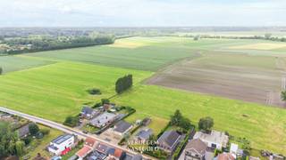 <p><span>Ligging<br /></span><span>Op de grens van Zelzate en Wachtebeke, omgeven door groen en weidse vergezichten, vind je deze charmante bungalow op een royaal perceel van maar liefst 1.016m².<br />De ligging is zonder twijfel één van de grote troeven. <br />Hier woon je in een rustige, groene omgeving met een open gevoel, terwijl winkels, scholen en verbindingswegen vlot bereikbaar blijven.<br /><br /></span><span>Van de charme van de jaren '60 tot een hedendaagse thuis<br /></span><span>Deze bungalow valt meteen op door haar karaktervolle architectuur met het typisch vlinderdak.<br />De ruime oprit brengt je naar de woning en de aparte garage.<br />Via de inkomhal kom je in de leefruimte met zit- en eethoek.<br />Verder is er een afzonderlijke keuken, veranda, badkamer, grote berging / wasplaats en twee slaapkamers.<br />De grote tuin en de prachtige open zichten zijn uniek.<br />De woning vraagt een renovatie om te voldoen aan de hedendaagse woonnormen, maar biedt tegelijk een unieke kans om een thuis volledig naar eigen smaak vorm te geven.<br /><br />Dit pand is opnieuw beschikbaar doordat de eerdere verkoop niet kon doorgaan wegens het niet vervullen van de opschortende voorwaarde voor het bekomen van een lening.<br /><br /></span><span>Extra<br /></span><span>/ dak vernieuwd in 2016<br /><br /></span><span>Troeven<br /></span><span>/ locatie<br />/ grootte perceel<br />/ unieke zichten<br /><br /><br /></span></p>