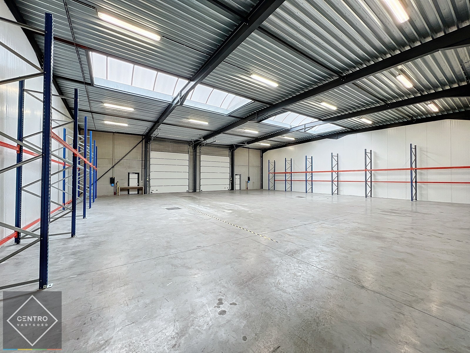 Recente instapklare loods van 454m² TE HUUR met 2 sectionale poorten en 4 parkeerplaatsen te Zwevezele (Wingene) ! - photo 5