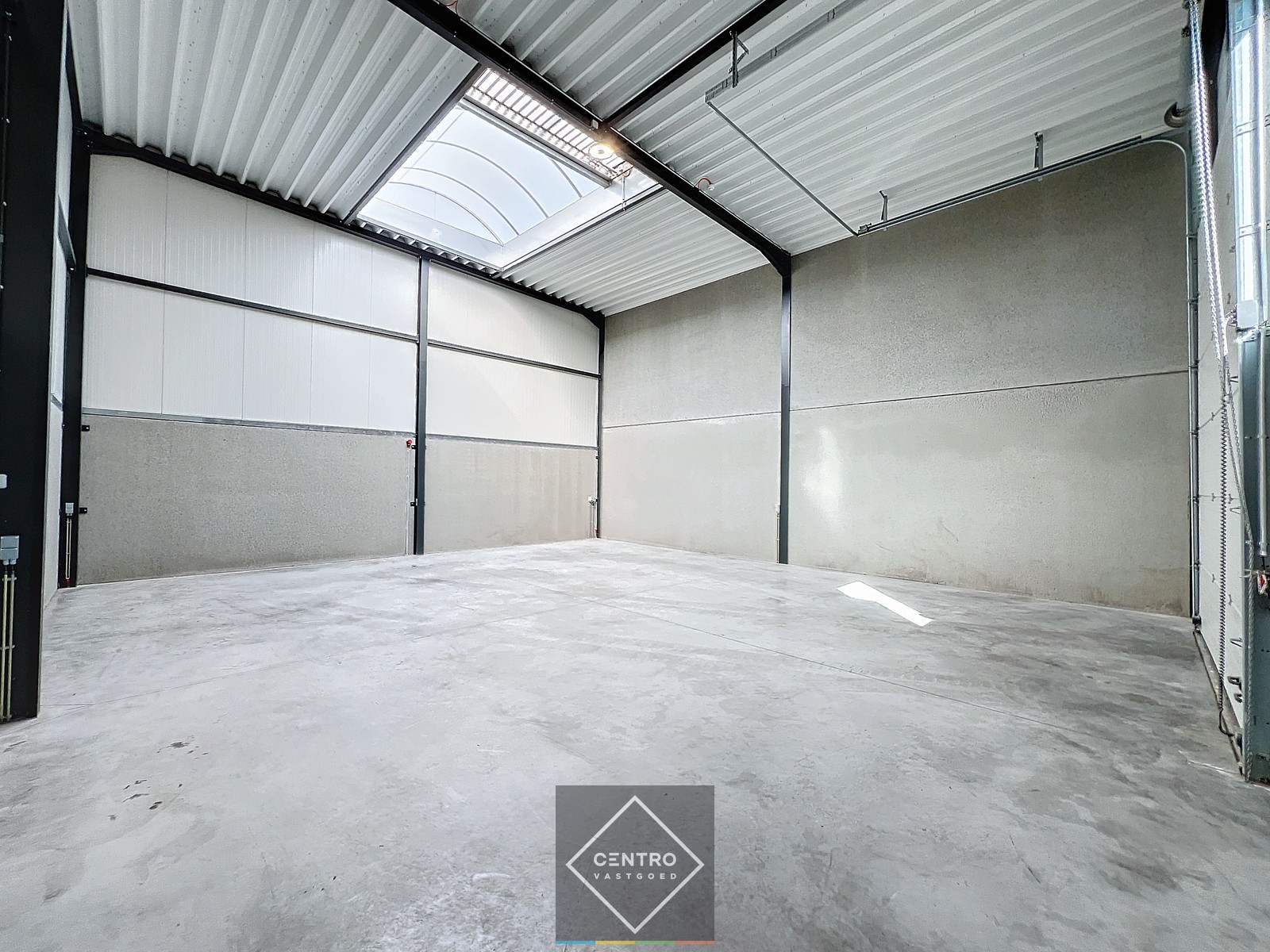 LOODS (132m²) voor OPSLAG inclusief private parkeerplaats voor de deur en vrije hoogte 6m op ambachtelijke zone te Ingelmunster. - photo 5