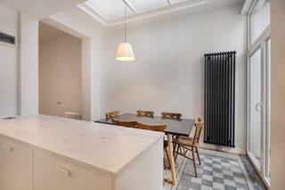 Gelijkvloers appartement met koer en een achterhuis voorzien van 3 slaapkamers.Indeling:Men komt meteen binnen in de centraal gelegen eetkamer met...