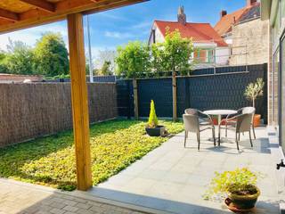 Recente bungalow te koop op 156m².IndelingDeze perfect afgewerkte woonst met 2 slaapkamers, tuin en carport bestaat uit:inkomhal, gastentoilet, ruime...
