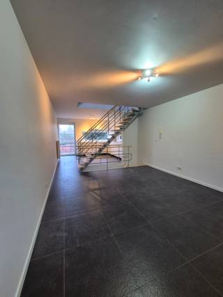 <p>Te huur: recente gesloten bebouwing in het centrum van Ieper.</p>

<p> </p>

<p>Deze woning uit 2010 biedt een comfortabele en praktische indeling, ideaal voor een gezin dat wil wonen op wandelafstand van winkels, scholen en openbaar vervoer. Met een EPC-label B geniet u van een energiezuinige leefomgeving. Het terras van 10 m² vormt een aangename buitenruimte, perfect voor een koffie in de ochtend of een rustige avond.</p>

<p> </p>

<p>Belangrijkste ruimtes:<br />• Lichte woonkamer met plaats voor een gezellige zithoek en eethoek.<br />• Functionele keuken met voldoende werk- en opbergruimte.<br />• 3 slaapkamers, geschikt voor gezin of thuiswerk.<br />• Badkamer met moderne voorzieningen.<br />• Hobbyruimte voor extra opslag of creatieve invulling.<br />• Staanplaats voor uw wagen.<br />• Terras (10 m²) als buitenplek.</p>

<p> </p>

<p>Troeven:<br />• Centrale ligging in het hart van Ieper.<br />• Energiezuinig EPC-label B.<br />• Recente bouw (2010) met moderne indeling.</p>

<p> </p>

<p>Neem vandaag nog contact op met uw ERA-makelaar voor een bezoek.</p>

<p> </p>

<p>JOUW DROOMHUIS. ZO GEVONDEN!</p>