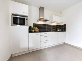 Ligging<br />Dit bemeubelde appartement is gelegen op de eerste verdieping van residentie Astoria 2. Je leeft hier in het centrum van Tielt met zo goed als alle faciliteiten op wandelafstand. Een supermarkt is vlakbij en je bent in minder dan 10 minuten aan het station of centrum van Tielt.<br /><br />Indeling<br />We betreden het appartement via de ruime inkomhal met apart toilet en ingemaakte kast. Verder is er een lichtrijke leefruimte met open keuken. De keuken is voorzien van diverse toestellen. Gezien de meubels mee worden verhuurd kan je hier zonder zorgen en vrijwel meteen intrekken. Alles is inbegrepen in de vooropgestelde huurprijs. Vanuit de leefruimte is er ook toegang tot het terras waar het aangenaam vertoeven is bij mooi weer. Vervolgens is er nog een ruime slaapkamer en badkamer die is uitgerust met douche, lavabo en wasmachine.<br /><br />Varia<br />Bij het appartement hoort een aparte garagebox die inbegrepen is in de prijs en die dienst kan doen om de wagen te parkeren en/of zaken op te bergen. Tenslotte is dit ook een energiezuinig appartement gezien zijn EPC-label B. Het appartement is vrij vanaf 1 januari 2027.<br /><br />Troeven<br />* Centrum Tielt<br />* Volledig bemeubeld<br />* Goed EPC-label<br />* Garagebox<br /><br />Wil je zelf de troeven van dit appartement ervaren? Plan dan jouw bezoek in met Magali.<br /><br />T: 09 493 04 10<br />M: magali@gentill.be