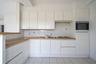 Dit ruime appartement met drie volwaardige slaapkamers bevindt zich in de verzorgde residentie Ariane en is volledig instapklaar. Dankzij de...