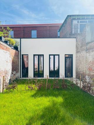 Ligging Deze polyvalente kantoor- of praktijkruimte maakt deel uit van een recent renovatieproject. Het pand is gelegen op een strategische...