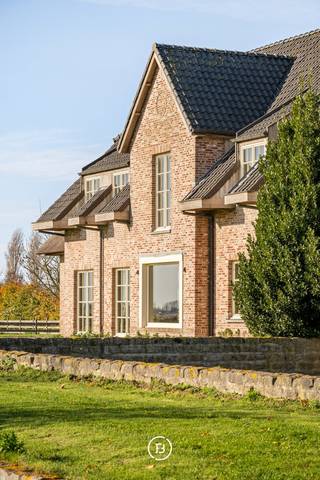 Gelegen op een groen domein van 1,5 hectare ligt dit schitterend landhuis met een bewoonbare oppervlakte van maar liefst 605 m². De ligging biedt...