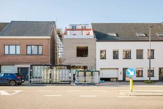 <strong>Ontdek deze halfopen nieuwbouwwoning waar toekomst gericht wonen en bereikbaarheid perfect samenkomen!</strong><br /><br /><strong>LIGGING</strong><br /><br />De woning geniet van een uitstekende ligging nabij het prachtige Kasteeldomein De Bueren en bevindt zich op wandel- en fietsafstand van winkels, scholen en openbaar vervoer.<br />Dankzij de vlotte verbinding via de N9 en E40 bereikt u snel Gent, Aalst en Brussel. <br />Ook het station van Kwatrecht ligt vlakbij, ideaal voor pendelaars.<br /><br /><strong>BESCHRIJVING</strong><br /><br />Vooraan de woning bevindt zich een praktische carport en via het zijpad bereikt u zowel de inkom als de tuin.<br /><br />Binnen wordt u verwelkomd in de inkomhal met gastentoilet en praktische berging.<br />De lichtrijke leefruimte met open keuken vormt het hart van de woning. De moderne uitgeruste keuken met kookeiland vloeit naadloos over in de woonkamer die perfect aan sluit op het terras en de zonnige tuin. Dankzij het grote schuifraam geniet u van een mooie connectie tussen binnen en buiten, wat zorgt voor een unieke woonervaring.<br /><br />De 1ste verdieping beschikt over 2 slaapkamers, een toilet en een badkamer met douche en dubbele wastafel.<br />Op de 2de verdieping bevinden zich 2 slaapkamers, een toilet en een badkamer met ligbad en dubbele wastafel.<br /><br /><strong>Dankzij de uitstekende energiescore door vloerverwarming via warmtepomp, zonnepanelen en ventilatiesysteem D, maakt dat deze woning garant staat voor wie energiezuinig en toekomstgericht wil wonen.</strong><br /><br />Contacteer Kevin: <strong>0476 66 55 50</strong><br />(Beelden zijn referentiebeelden, maten/oppervlaktes zijn geraamd)