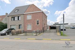 Deze instapklare woning biedt comfort en functionaliteit.<br />Via de voordeur komt u binnen in de inkomhal, die enerzijds toegang geeft tot de leefruimte en anderzijds tot de praktische kelder. Het gelijkvloers omvat verder een keuken, badkamer, apart toilet en veranda. <br /><br />Op de eerste verdieping bevinden zich een ruime slaapkamer met ingebouwde kast en een tweede kamer die kan dienen als slaapkamer, hobbykamer of bureau. De geïsoleerde zolder is bereikbaar via een zolderluik en geniet van natuurlijk licht.<br /><br />De woning beschikt over een ruime garage met carport en voldoende parkeermogelijkheden op de oprit, toegankelijk via de geautomatiseerde poort. Achter de garage bevindt zich nog een groenzone.<br /><br />O.a.: <br />- Geen renovatieverplichting <br />- Conforme elektrische keuring.