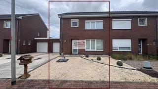 Deze charmante gezinswoning bevindt zich in een rustige, residentiële buurt en biedt een praktische indeling.
Bij het binnenkomen komt u terecht in een inkomhal met aparte vestiaire. Rechts bevindt zich de ruime leefruimte, terwijl u links de trap naar de eerste verdieping en een gastentoilet vindt. Vanuit de leefruimte heeft u toegang tot de volledig ingerichte keuken. Aansluitend bevindt zich een gezellige veranda waar voldoende plaats is voor een eettafel. Vanuit de veranda bereikt u rechtstreeks de garage, die voorzien is van aansluitingen voor een wasmachine en droogkast.
Op de eerste verdieping bevinden zich drie volwaardige slaapkamers en een badkamer uitgerust met een douche, lavabo en toilet.
De oost-gerichte tuin zorgt ervoor dat u elke ochtend kunt genieten van de eerste zonnestralen.
Ondanks de in 2019 doorgevoerde renovatie van alle woonplaatsen is deze toch renovatie plichtig. Grotendeels op te lossen door het isoleren van het dak.
EPC-E.