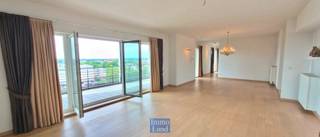 <p>Kramerslaan 15 / Boerenkrijgsingel - Hasselt</p><p>Ruim en energiezuinig appartement van 140 m2 met een groot terras van 40m².</p><p>- Het appartement heeft reeds een B-label met een waarde van 145 kWh, maar kan mits een aanpassing gemakkelijk naar label A gebracht worden. (Meer info hierover via kantoor)</p><p>- Dit appartement is gelegen op de hoek van de Kramerslaan en de Boerenkrijgsingel.</p><p>- Daar dit het enige appartement is op deze verdieping, is er langs beide zijden veel lichtinval in alle leefruimtes.</p><p>- De woonkamer met aansluitend de eetkamer, is één grote ruimte van 60 m², met over de ganse lengte ramen, die zicht en toegang geven tot het grote terras van 40m² met een breedte van 3 meter.</p><p>- Tussen woonkamer- en eetkamergedeelte bevindt zich de keuken met aanrecht die perfect geschikt is als ontbijttafel of een snelle maaltijd of 4 uurtje.</p><p>- Aansluitend aan de keuken begint de nachthal, die toegang geeft tot de grote slaapkamer en badkamer met badkamermeubel, voorzien van dubbele wasbak en gemakkelijke inloopdouche.</p><p>- Aan de andere zijde van badkamer is er ook een kortere gang voorzien van inbouwkasten, met toegang tot de ruime berging/wasplaats en het afzonderlijk toilet.</p><p>- De 2de kleinere slaapkamer, die voorzien is van mini-badkamer met wasbak en douche, bevindt zich aan de totaal andere zijde van het appartement, in de nabijheid van het gastentoilet.</p><p>- Dankzij deze indeling hebben de gebruikers van de afzonderlijke slaapkamers, hun eigen badkamer en toilet, wat voor de nodige privacy zorgt.</p><p>- In de ondergrondse verdieping is er nog een berging voorzien.</p><p>- Er is de mogelijkheid voor het bijkopen van een aparte autostaanplaats.</p><p>=> Wenst u meer info of een vrijblijvend bezoek? Aarzel net en bel 011-603040 of 0486-603040.</p>