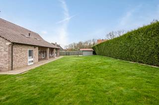 Wij bieden u een open bebouwing (bj 2002), gelegen op een perceel van 11a25ca en een bewoonbare oppervlakte van ongeveer 280m². De woning...