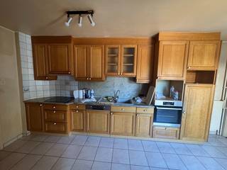 In het rustige Balgerhoeke vinden we deze charmante <strong>halfopen bebouwing</strong> met een mooie uitstraling en <strong>tal van mogelijkheden</strong> voor wie graag een woning naar eigen smaak verder afwerkt.<br />Gelegen op een perceel van <strong>488m²</strong> geniet deze woning van een aangename woonomgeving, een ruime oprit, een voortuin, een garage en een <strong>zonnig terras en een zuidgerichte tuin</strong> waar je de hele dag van de zon kunt genieten.<br /><br />De <strong>karaktervolle gevel </strong>spreekt meteen aan. Eens binnengekomen biedt de woning een <strong>praktische indeling</strong> en voldoende ruimte.<br />Het gelijkvloers begint met een ruime inkomhal met retro tegels, een<strong> lichtrijke woonkamer</strong>, een keuken met eetkamer, een apart toilet, een achterinkom en een ruime wasplaats.<br />Boven heb je <strong>3 mooie slaapkamers</strong> en een badkamer. De centrale verwarming is op mazout en er is nog een <strong>houtkachel</strong> aanwezig in de woonkamer.<br /><br />De woning beschikt over een<strong> stevige basis</strong> en heel wat <strong>potentieel</strong>. In het kader van de renovatieverplichting kunnen verdere verbeteringswerken, waaronder de vernieuwing van het dak, worden uitgevoerd, waardoor u de woning volledig naar eigen smaak en volgens de huidige energienormen kunt afwerken.<br />Op zoek naar een woning met karakter op een <strong>ideale ligging</strong> en je wil graag de handen uit de mouwen steken om er een <strong>echte parel </strong>van te maken?<br />Dan is deze woning in Balgerhoeke echt iets voor jou!<br />Contacteer ons via tel. <strong>09 330 61 04</strong> of info@vastgoedminnaert.be