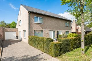 Deze te koop aangeboden woning is perfect onderhouden en is instapklaar, gelegen in de Marcastraat te Wondelgem met ruime woonoppervlaktes en aangenaam wooncomfort.<br /><br />Ligging:<br />De woning bevindt zich in een rustige straat met goede bereikbaarheid naar winkels, voorzieningen en invalswegen. U woont hier in een zeer aangename omgeving, maar niet ver van het centrum.<br /><br />Indeling van de woning:<br /><br />Gelijkvloers:<br />Via de inkomhal met gastentoilet komt u binnen in de ruime woonkamer met eetplaats. Aansluitend bevindt zich de keuken met berging en wasplaats die uitkijkt op de tuin. Er is ook nog een grote inpandige garage voorzien<br /><br />1e verdieping:<br />Op de verdieping is er een praktische nachthal, 3 volwaardige slaapkamers, apart toilet en een badkamer.<br /><br />Zolder:<br />Boven de gehele woning ligt een zolderruimte die volledig werd geïsoleerd en veel bergplaats biedt.<br /><br />Buitenruimte:<br />De woning heeft een een aangelegde en verzorgde tuin waar u kan genieten van rust en privacy en een zonnig terras. Vooraan de woning is er een ruime oprit voorzien met voortuin.<br /><br />De woningen zijn momenteel verhuurd en bieden dus ook een mogelijkheid voor een stabiele investering.<br /><br />Extra troeven:<br />✅ Goed onderhouden woningen<br />✅ EPC-label C – en volledig asbestvrij<br />✅ Garage en private oprit<br />✅ Perfect onderhouden en kwalitatief afgewerkt<br />✅ Gunstige en rustige ligging<br /><br />Deze woning is een ideale match voor wie zoekt naar wooncomfort met de nodige ruimte en privacy.<br /><br /><br /><strong>De bezoekdag voor deze woning is donderdag 11 juni omstreeks 20u. De verkoop zal worden gehouden onder het principe van gesloten omslag. Het bodformulier en het regelement staan als bijlage downloadbaar op de website of is via mail te verkrijgen.</strong>