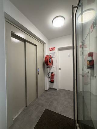Dit ruime appartement op de tweede verdieping met lift is gelegen in het centrum van Geel. Hierdoor liggen alle faciliteiten die Geel te bieden heeft op fiets- en wandelafstand (horeca, winkels, openbaar vervoer …) Verder biedt deze woonst vlotte aansluiting tot belangrijke invalswegen alsook autosnelweg.<br /><br />Het appartement bestaat uit:<br />- Inkomhal<br />- Woon- en eetkamer<br />- Mooie ingerichte open keuken, voorzien van alle toestellen en comfort<br />- 1 slaapkamer<br />- Badkamer met inloopdouche en tweede toilet<br />- Gastentoilet<br />- Wasplaats – berging<br />- Gezellig en ruim terras met een prachtig uitzicht<br />- 1 Autostaanplaats achter het gebouw<br />- Aparte berging achter het gebouw voor fietsen, containers, e.d<br /><br />Extra: <br />- Zonnepanelen en warmtepomp<br />- Verlichting voorzien<br />- Gordijnen, glasgordijnen en lamellen zijn inbegrepen<br />- Huurprijs: 795 euro/maand + 70 euro/maand gemeenschappelijke kosten + 100 euro/maand forfait bedrag voor verwarming en warm waterverbruik<br />- Het appartement is beschikbaar vanaf 1/12/2026<br /><br />Uitsluitend via onze website www.vastengoed.be kan u een bezichtiging inplannen op de vooropgestelde bezoekmomenten. Voor andere vragen kan u het kantoor bereiken op het nummer 014 72 73 74