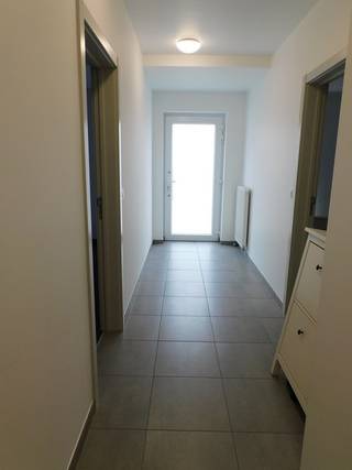 Dit recent gelijkvloers appartement bevindt zich te midden van het centrum van Paal en is voorzien van alle moderne comfort. Het appartement is zowel toegankelijk via de eigen inkomdeur (aan de Diestersesteenweg) als aan de achterzijde van het appartement.<br /><br />Dit appartement heeft een bewoonbare oppervlakte van +/-90m² en beschikt over een ruime hal, leefruimte met geïntegreerde keuken die voorzien is van alle voornaamste toestellen zoals een spoelbak, kookplaat, dampkamp, vaatwasser, koelkast met vriesvak en combi-oven, twee ruime slaapkamers voorzien van laminaatvloer (+/- 14m² en 11m²), een badkamer met lavabomeubel en douche, een apart toilet en een was- en bergplaats voorzien van een inbouwkast. Het zuidelijk georiënteerd privé-terras van +/-50m² is toegankelijk via het grote schuifraam in de leefruimte.<br /><br />Het appartement is voorzien van ledverlichting en aan alle ramen zijn gordijnrails reeds geplaatst. Bij dit appartement hoort eveneens een ondergrondse autostaanplaats en een extra kelderberging die bereikbaar is via de lift of trap. Je fiets kan veilig gestald worden in de afgesloten fietsenberging en is eveneens voorzien van een stopcontact.<br /><br />Nog een extra pluspunt: in het appartement is ventilatiesysteem D+ geïnstalleerd wat resulteert in een zeer lage energiefactuur, gecontroleerde verluchting met opgewarmde lucht in de winter en koele nachtlucht in de zomer. Wil u zorgeloos wonen of bent u op zoek naar een goede investering?  Kom dan snel een kijkje nemen via 011 233 044.<br /> 