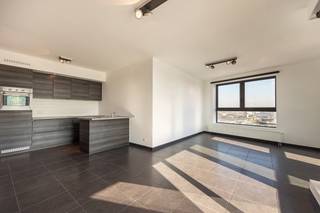 Op een toplocatie in de Londentower in Antwerpen bevindt zich dit lichtrijke appartement met een prachtig panoramisch zicht over de Koekenstad. Hier komen comfort, energiezuinigheid en een unieke ligging op een mooie manier samen.<br /><br />Bij het binnenkomen verwelkomt de inkomhal u in het appartement. De ruime leefruimte geniet dankzij de grote raampartijen van een mooie hoeveelheid natuurlijk licht. De open keuken sluit naadloos aan op de leefruimte en vormt samen met de gezellige woonruimte het centrale hart van het appartement.<br /><br />Vanuit de leefruimte heeft u toegang tot het aangename terras, waar u volop kunt genieten van het indrukwekkende stadszicht. Een heerlijke plek om rustig te ontbijten, te ontspannen of 's avonds te genieten van de sfeervolle skyline.<br /><br />Het appartement beschikt over twee slaapkamers en een badkamer met een praktische douche-in-bad combinatie. Dankzij de aangename indeling is dit appartment zowel geschikt als comfortabele eigen woonst als interessante investering.<br /><br />Ook op energetisch en technisch vlak heeft dit appartement mooie troeven. Met een EPC-label A is de woning bijzonder energiezuinig. Bovendien is de elektrische installatie conform, wat zorgt voor extra gemoedsrust.<br /><br />Als bijkomende voordelen beschikt het appartement over een privatieve berging en een privatieve parkeerplaats, waardoor ook op praktisch vlak alles aanwezig is voor comfortabel stadswonen. De parkeerplaats is bij aan te kopen voor €35.000.<br /><br />Contacteer Vincent voor een bezoek ter plaatse via +32 475 21 00 86 of Vincent@reds.be.