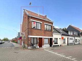 Indeling:- woonkamer met zithoek en eetplaats- keuken met gasfornuis en dampkap- badkamer met douche, toilet en lavabo met ruimte oor wasmachine- 2 ruime slaapkamersCentrale ligging, op wandelafstand van winkels, scholen, openbaar vervoer en alle stadsvoorzieningen.Waarom investeren in deze woning?- Stabiel huurrendement: Dankzij de samenwerking met het SVK geniet je van zekerheid en continuïteit van inkomsten tot minstens eind augustus 2029.- Beheer zonder zorgen: Het sociaal verhuurkantoor staat in voor het volledige huurbeheer, inclusief huurdersselectie, opvolging en eventuele herstellingen binnen het huurcontract.- Geen leegstandrisico- Betaalbare instapprijs voor een opbrengsteigendom- Goede ligging met blijvende verhuurpotentieInteresse in deze woning? Neem dan snel contact op 09 377 88 77.Dit pand is onderworpen aan de renovatieverplichting van de Vlaamse overheid voor residentiële gebouwen (behoudens bij sloop binnen 5 jaar na de aankoop). Consulteer voor meer informatie de website van het Vlaams Energie- en Klimaatagentschap via https://www.vlaanderen.be/een-woning-kopen/renovatieverplichting-voor-residentiele-gebouwen