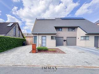 <p>This well-maintained semi-detached house is located in a quiet, low-traffic street in Sijsele, where only residents pass through. Upon entering the property, you are welcomed by an entrance hall with a guest toilet. The bright living area flows seamlessly into the open kitchen and offers direct access to the south-facing garden. In addition to an integral garage, the property features an outbuilding, ideal for storing bicycles or garden equipment.</p>
<p>On the upper floor you will find three spacious bedrooms, a fourth room currently used as a dressing room, and a bathroom with both a bathtub and shower. Every room has its own air conditioning unit. The spacious attic offers plenty of possibilities and can be converted into an extra bedroom, playroom or hobby space.</p>
<p>The home performs excellently in terms of energy efficiency: in addition to solar panels, it also features a smart battery system that automatically selects the cheapest moments to store and use energy. As a result, the energy bill remains exceptionally low, practically non-existent.</p>
For further information or to arrange a no-obligation visit, please contact Céline on 0476/60 60 23 or email celine@immax.be