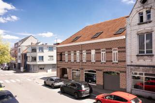 Ruim appartement op de eerste verdieping dat deel uitmaakt van residentie Maryman gelegen op de hoek van de Antwerpse Steenweg met de Lindenstraat te Sint-Niklaas met 4 wooneenheden. U beschikt over een enorm terras en u heeft de mogelijkheid om een overdekte parkeerplaats aan te kopen.De indeling van het pand is als volgt: Zowel met de trap als via de lift bereikt u het appartement. De private inkomhal beschikt over een gastentoilet en vestiairemogelijkheden. U Verder door komt u terecht in de eetkamer, de open keuken met aanpalende berging en de living. Vanuit de keuken kan u via het grote schuifraam naar het knusse terras. Er zijn nog drie slaapkamers en een badkamer voorzien. Het appartement dient nog opgericht te worden, u kan dus nog steeds alle keuzes zelf maken.Nog enkele troeven van dit pand: Vloerverwarming met lucht/water warmtepomp, een laag energiepeil conform de geldende normen, de mogelijkheid tot aankopen van een overdekte parkeerplaats aan € 7.500,00. Als we spreken over de prijs is dat exclusief btw, zonder registratie- en notariskosten! De plannen &amp; lastenboek zijn op afspraak en zeer vrijblijvend te bekijken.