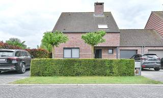 Welkom in deze charmante woning in Ruisbroek, waar rust, licht en gezelligheid samenkomen.<br />De woning beschikt over drie fijne slaapkamers, een verzorgde badkamer en maar liefst twee zolders die extra mogelijkheden bieden voor opslag, hobbyruimte of verdere inrichting.<br />Op het gelijkvloers geniet u van een prachtige leefruimte met veel natuurlijke lichtinval en een stijlvolle, vernieuwde keuken die meteen in het oog springt. Aansluitend vindt u de garage met praktische wasplaats.<br />Het smaakvolle interieur met parketvloeren, lichte muren en kwalitatieve afwerkingen zorgt voor een warme en uitnodigende sfeer doorheen de hele woning. Zowel de keuken als de badkamer werden vernieuwd, waardoor de woning instapklaar is.<br />Buiten geniet u van een mooi perceel met een perfecte oriëntatie, ideaal om in alle rust te ontspannen. Deze woning straalt kalmte en harmonie uit en vinkt werkelijk heel wat wensen af voor wie op zoek is naar comfortabel wonen in een aangename omgeving.