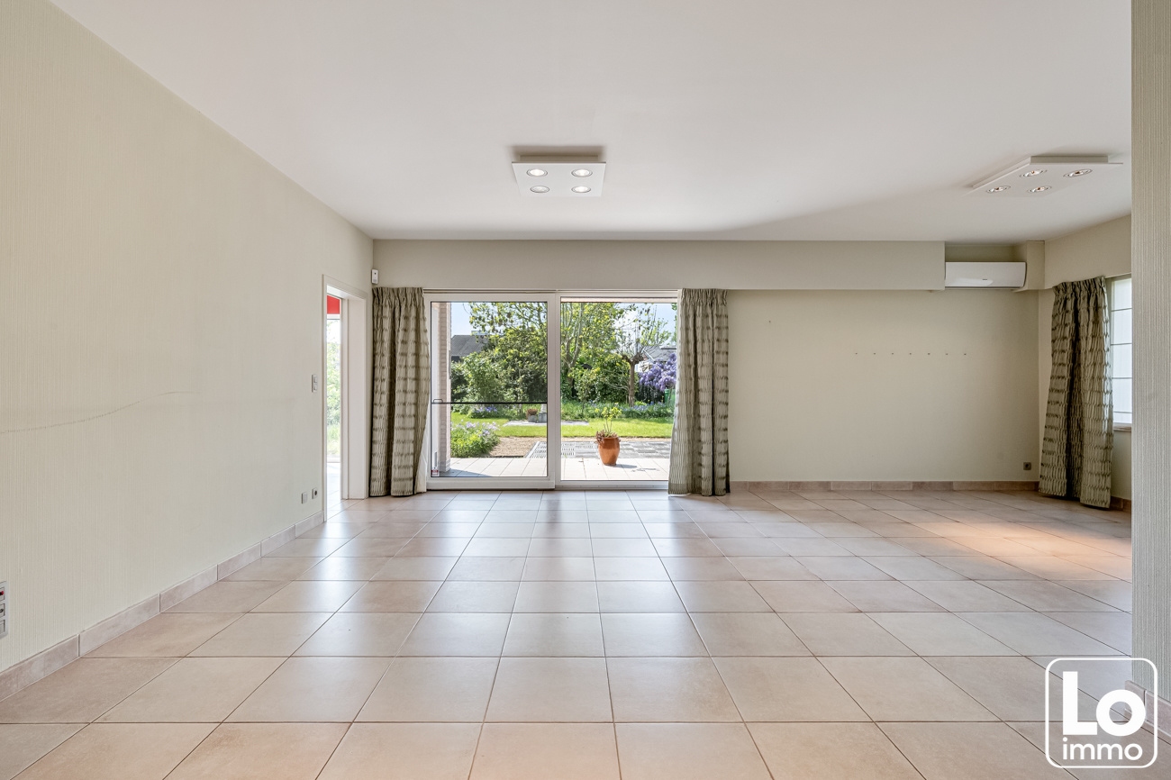 Ruime en degelijke open woning met inpandige garage en grote zuidwest georiënteerde tuin op een rustige locatie nabij het centrum van Lochristi! - foto 4