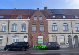 Op zoek naar een instapklare woning te huur vlakbij het centrum van Ieper? Deze volledig gerenoveerde stadswoning combineert hedendaags wooncomfort met een topligging nabij winkels, scholen en openbaar vervoer. Met een bewoonbare oppervlakte van 159 m² is dit een ruime woning die perfect inspeelt op de noden van een modern gezin.<br /><br />Bij het binnenkomen ervaar je meteen de warme en verzorgde sfeer. De lichtrijke leefruimte sluit naadloos aan op de stijlvolle keuken, die volledig uitgerust is, en vormt het hart van deze gezinswoning. Dankzij de volledige renovatie geniet je hier van een energiezuinige woonst die tot in de puntjes is afgewerkt. De woning beschikt over drie volwaardige slaapkamers, plus een charmante zolderkamer die tal van mogelijkheden biedt. De badkamer is uitgerust met een moderne inloopdouche, een toilet en een lavabo.<br /><br />Verder zijn er praktische extra’s zoals een aparte wasplaats, kelder en voldoende bergruimte. Buiten wacht een onderhoudsvriendelijke stadstuin waar je in alle rust kan ontspannen. Parkeren is geen zorg dankzij de garage en oprit, een absolute meerwaarde voor wie comfortabel wil wonen nabij het centrum van Ieper.<br /><br />Deze gerenoveerde eigendom is ideaal voor wie een ruime woning te huur zoekt op een centrale locatie in Ieper, met alle voorzieningen binnen handbereik. De woning is onmiddellijk beschikbaar.<br /><br />Wil je deze woning zelf ontdekken? Contacteer vandaag nog Immo Francois en plan je bezoek aan deze aantrekkelijke stadswoning nabij het centrum van Ieper.<br /><br />Woning verkopen of verhuren in Ieper? Vraag je gratis schatting aan bij Immo Francois, jouw lokale makelaar.<br /><br />