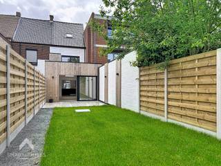 Zeer energiezuinige woning in de nabijheid van allerlei faciliteiten bestaande uit een inkomhal met gastentoilet, volledig uitgeruste keuken...