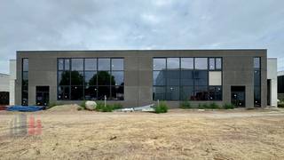 Magazijn van 649 m² met 103 m² kantoorruimte en 109 m² polyvalente ruimte.Het magazijn is opgebouwd uit een staalconstructie met betonpanelen en een...