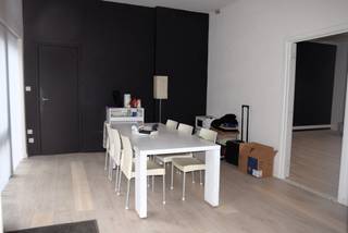 Magazijn 110 m² met burelen 90 m².
Huidige indeling: Ontvangstruimte, 2 zeer grote burelen, kitchenette, apart toilet, magazijn in 2 delen (tussenwand kan verwijderd worden), kleine tuin.
Zeer veel mogelijkheden!
Voor afspraak 0475/62.74.00