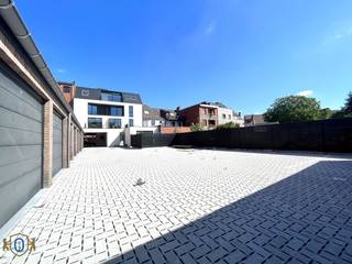 Garagebox gelegen in het centrum van Oostkamp. Voorzien van verlichting, stopcontact en elektrische poort. <br /><br />Afmetingen binnen: 2,75m x 5,80m<br />Inrijhoogte: 1,96m<br />Inrijbreedte: 2,40m<br /><br />Onmiddellijk beschikbaar.